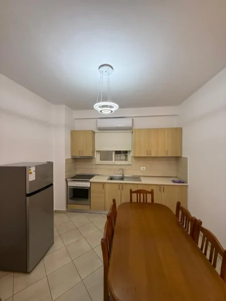 Tirane, jepet me qera apartament 2+1 Kati 2, 450 € (yzberisht)