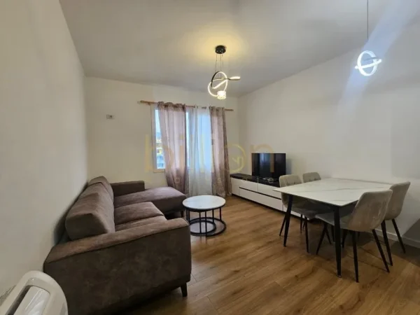 Tirane, jepet me qera apartament 3+1+Ballkon Kati 9, 800 € 