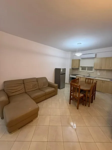 Tirane, jepet me qera apartament 2+1 Kati 2, 450 € (astir)