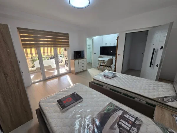 Tirane, jepet me qera garsonier 1+1 Kati 2, 38 m² 550 € (Pas Muzeut te Piazza)