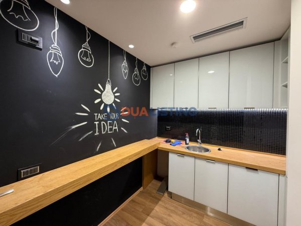 Tirane, jepet me qera zyre Kati 1, 85 m² 1.150 € (Rruga Elbasanit)