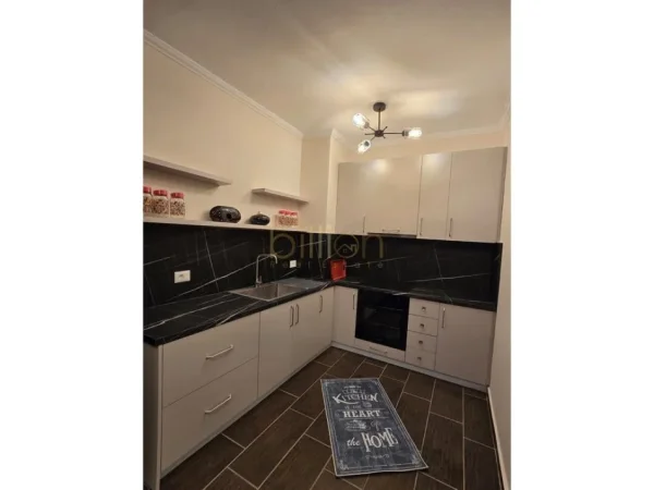 Tirane, jepet me qera apartament 2+1 , 500 € 