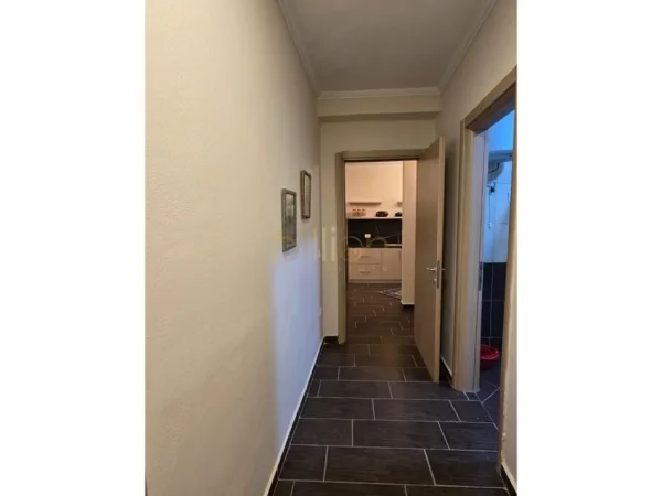 Tirane, jepet me qera apartament 2+1 , 500 € 