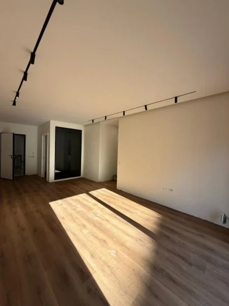 Tirane, shitet apartament 2+1+Ballkon Kati 3, 118 m² 330.000 € (Liqeni i Thatë)