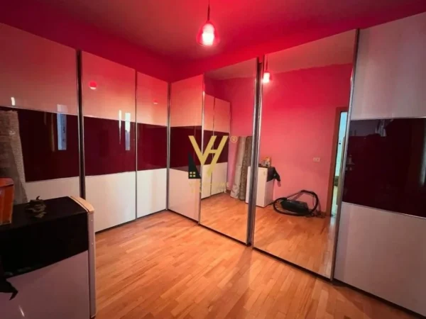 Tirane, jepet me qera Pjese Vile 2 Katshe Kati 0, 240 m² 900 € (JORDAN MISJA)