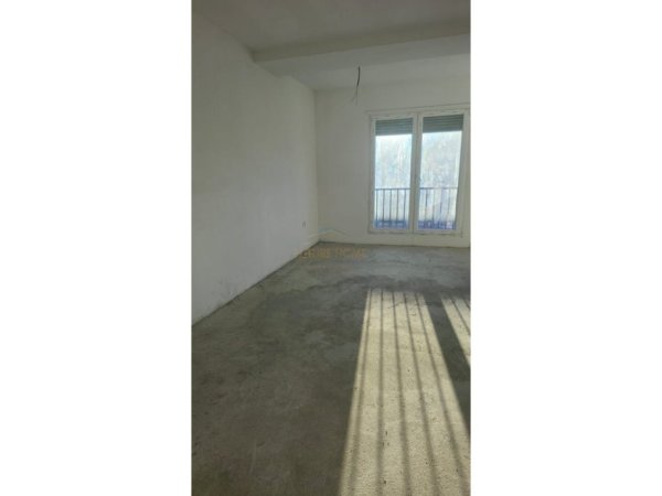 SHITET APARTAMENT 2+1+VERANDE NE ALI DEM