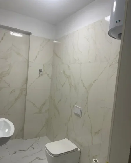 Tirane, jepet me qera apartament 1+1+Ballkon Kati 2, 60 m² 500 € (Kompleksi "FZ Construction Green Tarrace" Liqeni I Thate, Rr. HAMDI Sina.)