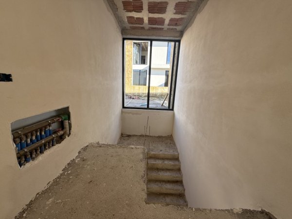 Tirane, shitet Vile 2 Katshe , 360 m² 850.000 € (Farke)