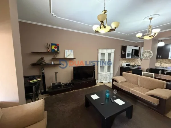 Tirane, jepet me qera apartament 2+1 , 820 € (Kristal Center)