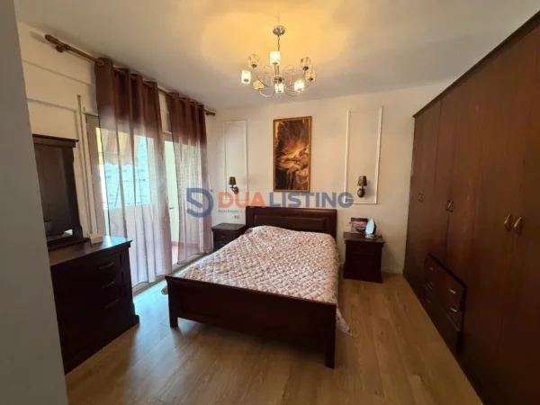 Tirane, jepet me qera apartament 2+1 , 820 € (Kristal Center)