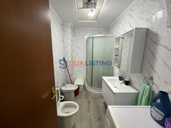 Tirane, jepet me qera apartament 2+1 , 820 € (Kristal Center)