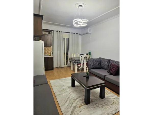 Tirane, jepet me qera 1+1 , 78 m² 400 € (Fresk)