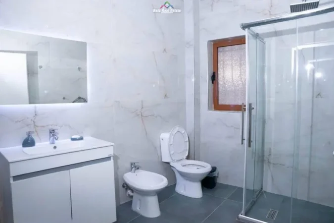 Tirane, jepet me qera apartament 2+1 Kati 1, 100 m² 900 € (Rruga Gjon Buzuku)