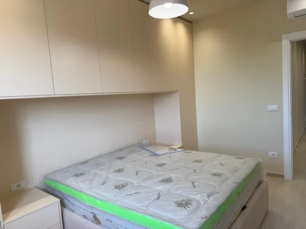 Tirane, jepet me qera apartament 1+1 , 550 € 