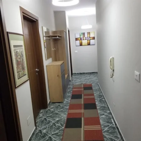 Tirane, jepet me qera apartament 2+1 Kati 1, 106 m² 600 € (Rruga Mine Peza)