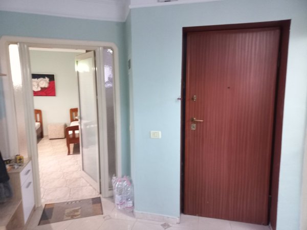 Tirane, Me Qera Apartament i rinovua, kururar, kompletuar e mobiluar, tip 1+1, me ballkon, kati 3, sip. 55m², pallat ekzistues 6-kate, tulle e kuqe plote, Qera 500€/muaj, pranë rr. Elbasanit /60m nga Ura/ Lana, fillimi i rrugë Elbasanit, ish-trikotazhi / dega thesarit Tiranë