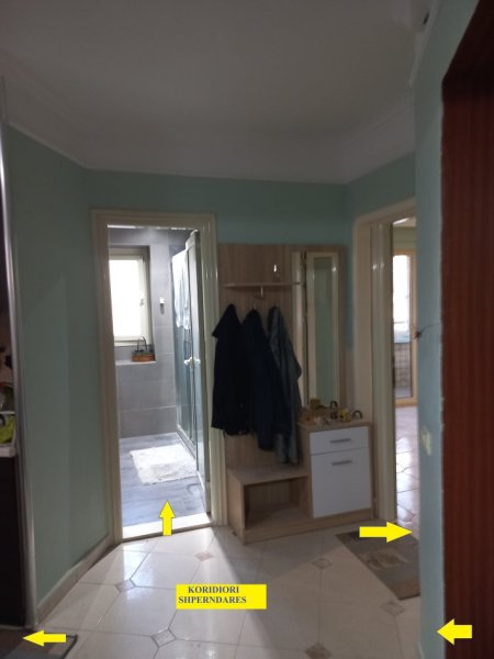 Tirane, Me Qera Apartament i rinovua, kururar, kompletuar e mobiluar, tip 1+1, me ballkon, kati 3, sip. 55m², pallat ekzistues 6-kate, tulle e kuqe plote, Qera 500€/muaj, pranë rr. Elbasanit /60m nga Ura/ Lana, fillimi i rrugë Elbasanit, ish-trikotazhi / dega thesarit Tiranë