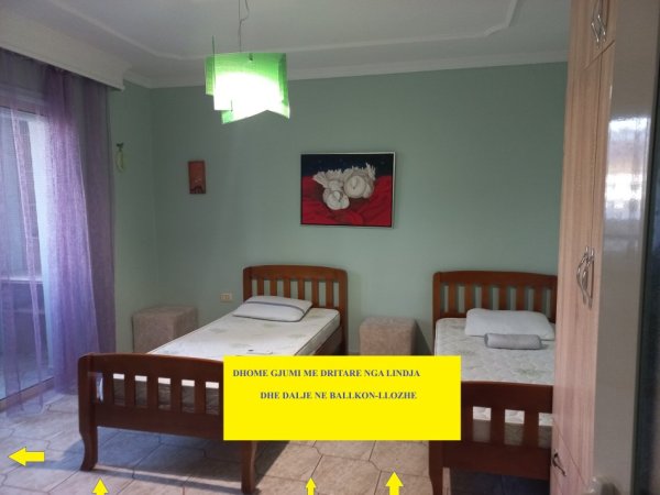 Tirane, Me Qera Apartament i rinovua, kururar, kompletuar e mobiluar, tip 1+1, me ballkon, kati 3, sip. 55m², pallat ekzistues 6-kate, tulle e kuqe plote, Qera 500€/muaj, pranë rr. Elbasanit /60m nga Ura/ Lana, fillimi i rrugë Elbasanit, ish-trikotazhi / dega thesarit Tiranë