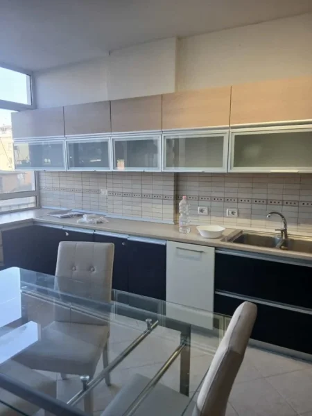 Tirane, jepet me qera apartament 2+1 Kati 2, 95 m² 900 € (Rruga Marko Bocari)