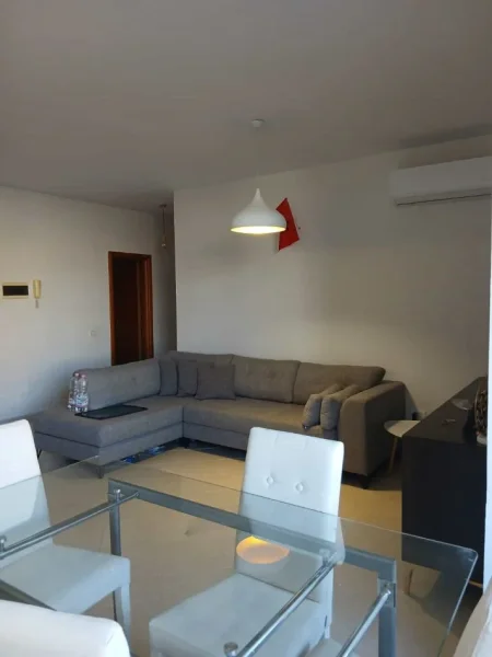 Tirane, jepet me qera apartament 2+1 Kati 2, 95 m² 900 € (Rruga Marko Bocari)