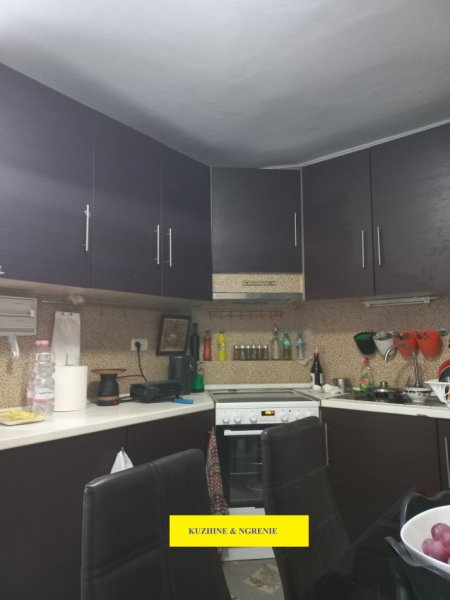 Tirane, Me Qera Apartament i rinovua, kururar, kompletuar e mobiluar, tip 1+1, me ballkon, kati 3, sip. 55m², pallat ekzistues 6-kate, tulle e kuqe plote, Qera 500€/muaj, pranë rr. Elbasanit /60m nga Ura/ Lana, fillimi i rrugë Elbasanit, ish-trikotazhi / dega thesarit Tiranë