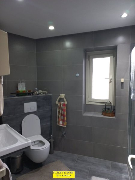 Tirane, Me Qera Apartament i rinovua, kururar, kompletuar e mobiluar, tip 1+1, me ballkon, kati 3, sip. 55m², pallat ekzistues 6-kate, tulle e kuqe plote, Qera 500€/muaj, pranë rr. Elbasanit /60m nga Ura/ Lana, fillimi i rrugë Elbasanit, ish-trikotazhi / dega thesarit Tiranë