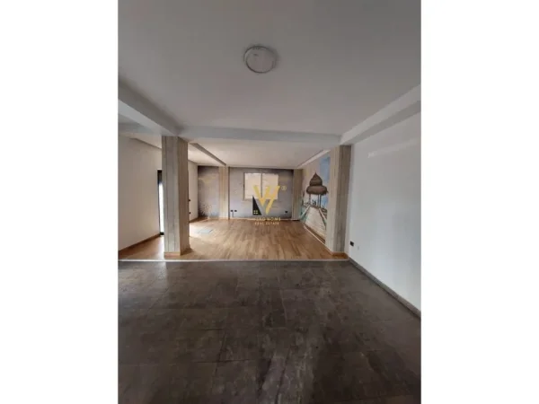 Tirane, jepet me qera dyqan Kati 0, 65 m² 600 € (zogu i zi)
