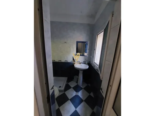 Tirane, jepet me qera dyqan Kati 0, 65 m² 600 € (zogu i zi)