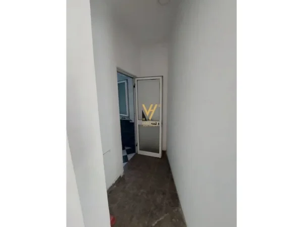 Tirane, jepet me qera dyqan Kati 0, 65 m² 600 € (zogu i zi)