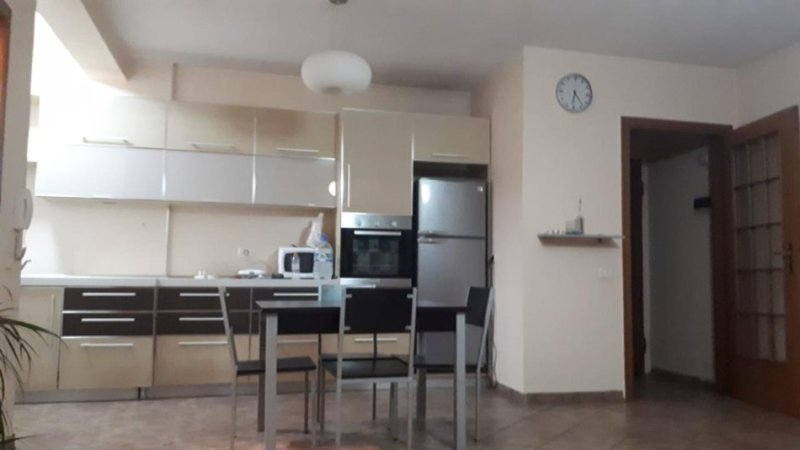 Tirane, jepet me qera apartament 1+1 Kati 9, 65 m² 600 € (Sheshi Wilson ,Rruga Sami Frasheri)