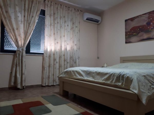 Tirane, jepet me qera apartament 1+1 Kati 9, 65 m² 600 € (Sheshi Wilson ,Rruga Sami Frasheri)