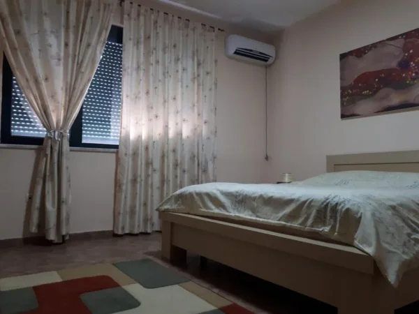 Tirane, jepet me qera apartament 1+1 Kati 9, 65 m² 600 € (Sheshi Wilson ,Rruga Sami Frasheri)