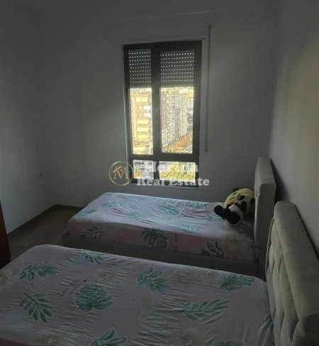 Tirane, jepet me qera apartament 2+1 Kati 8, 100 m² 700 € (Xhamlliku)