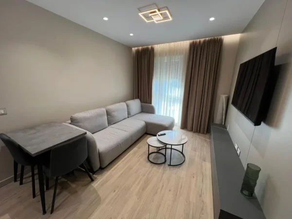Tirane, jepet me qera apartament 1+1 Kati 5, 65 m² 600 € (Rruga Jordan Misja)