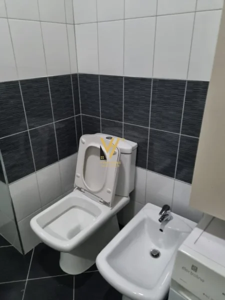 Tirane, jepet me qera apartament 2+1+Ballkon Kati 6, 96 m² 600 € (ALI DEMI)