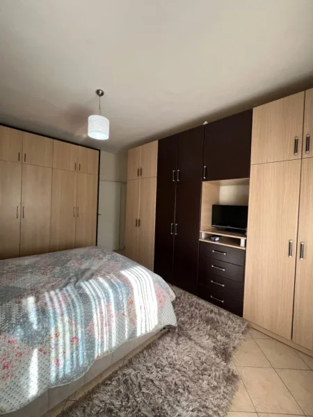 Tirane, jepet me qera apartament 2+1+Aneks+Ballkon Kati 5, 75 m² 700 € 