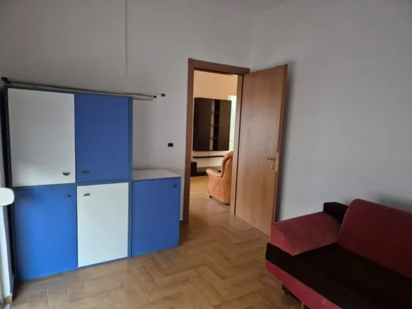 Tirane, jepet me qera apartament 2+1+Ballkon Kati 2, 100 m² 650 € (rruga e kavajes)
