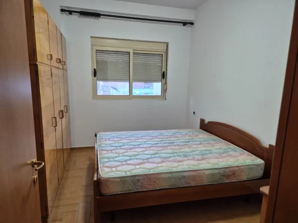 Tirane, jepet me qera apartament 2+1+Ballkon Kati 2, 100 m² 650 € (rruga e kavajes)