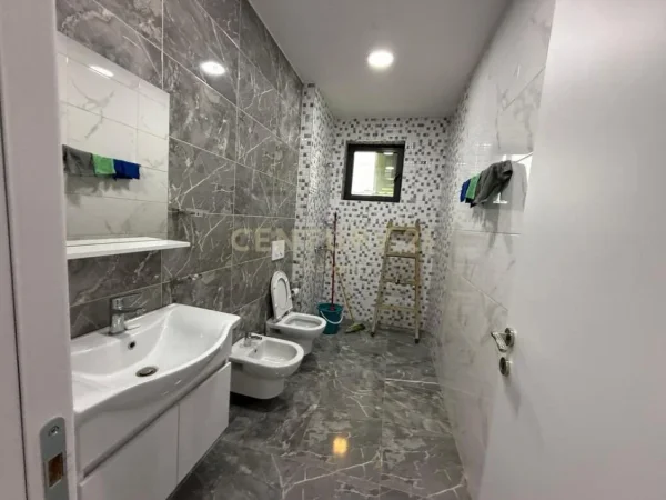 Tirane, jepet me qera zyre Kati 5, 130 m² 600 € (Rezidenca Future Home) Astir