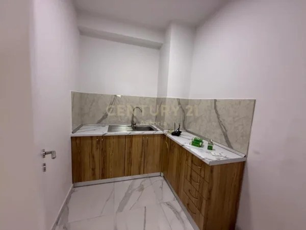Tirane, jepet me qera zyre Kati 5, 130 m² 600 € (Rezidenca Future Home) Astir