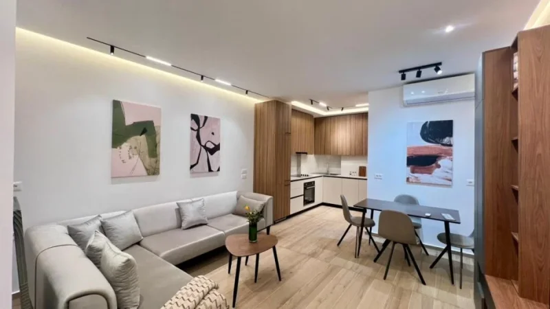 Me Qera : 1+1📍Zogu i Zi (Prane Ring Center) - 75.000 Lek - S.70m² - Pllt.V 2025 || I Pabanuar me Parë & Arreduar me Arkitekt✨️