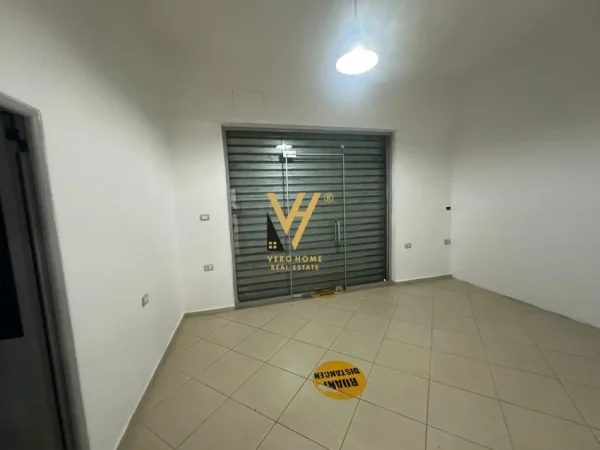 Tirane, jepet me qera ambjent biznesi Kati 0, 140 m² 900 € (RRUGA E KAVAJES)