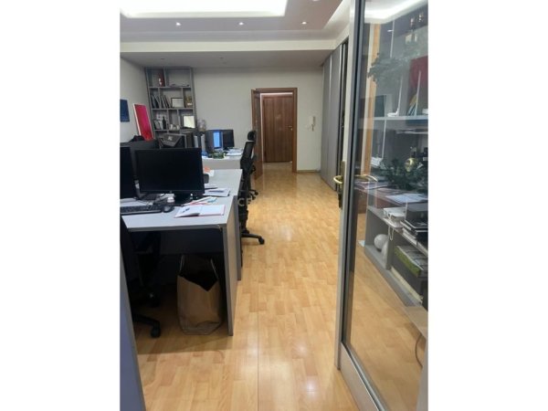 Tirane, jepet me qera zyre Kati 2, 110 m² 1.200 € (ish Blloku, rruga Nikolla Tupe)