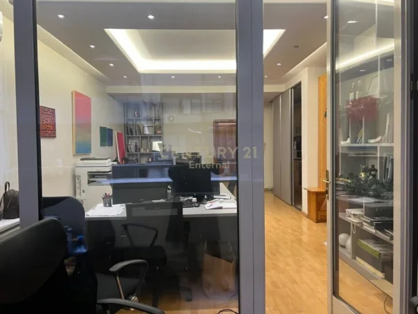 Tirane, jepet me qera zyre Kati 2, 110 m² 1.200 € (ish Blloku, rruga Nikolla Tupe)