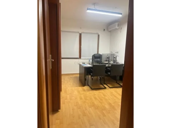 Tirane, jepet me qera zyre Kati 2, 110 m² 1.200 € (ish Blloku, rruga Nikolla Tupe)