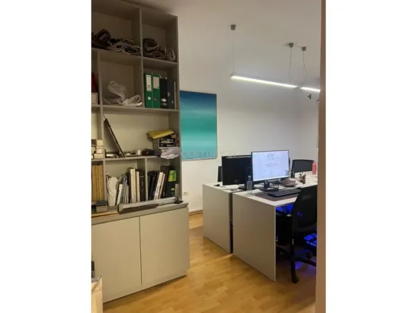 Tirane, jepet me qera zyre Kati 2, 110 m² 1.200 € (ish Blloku, rruga Nikolla Tupe)