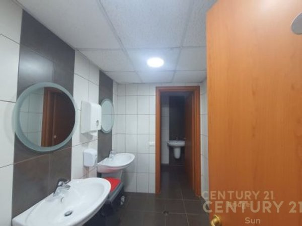 Tirane, jepet me qera zyre Kati 10, 201 m² 2.400 € (rruga e Dibres)