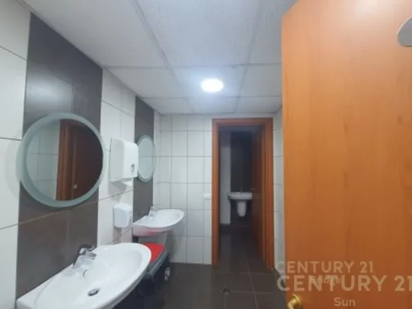 Tirane, jepet me qera zyre Kati 10, 201 m² 2.400 € (rruga e Dibres)