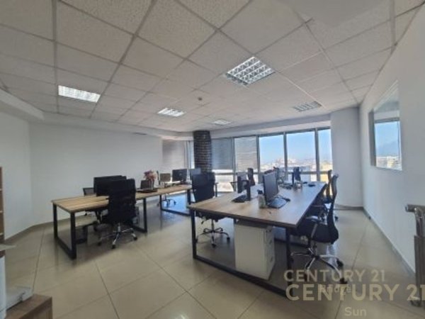 Tirane, jepet me qera zyre Kati 10, 201 m² 2.400 € (rruga e Dibres)
