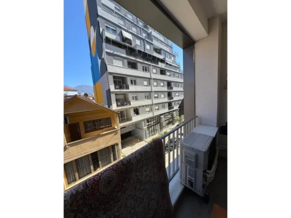 Tirane, jepet me qera apartament 2+1+Ballkon Kati 2, 98 m² 650 € (rruga e dibres)